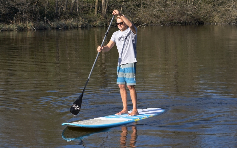 Standposition auf einem SUP-Board: der Paddle Stance